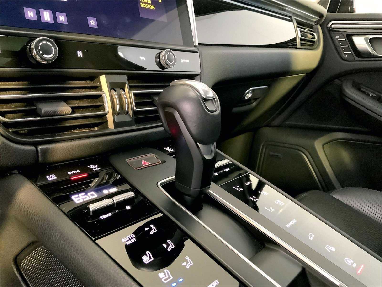 Certified 2023 Porsche Macan image 17