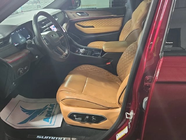Used 2025 Jeep Grand Cherokee L Summit w/ Obsidian Package AWD/4WD image 5
