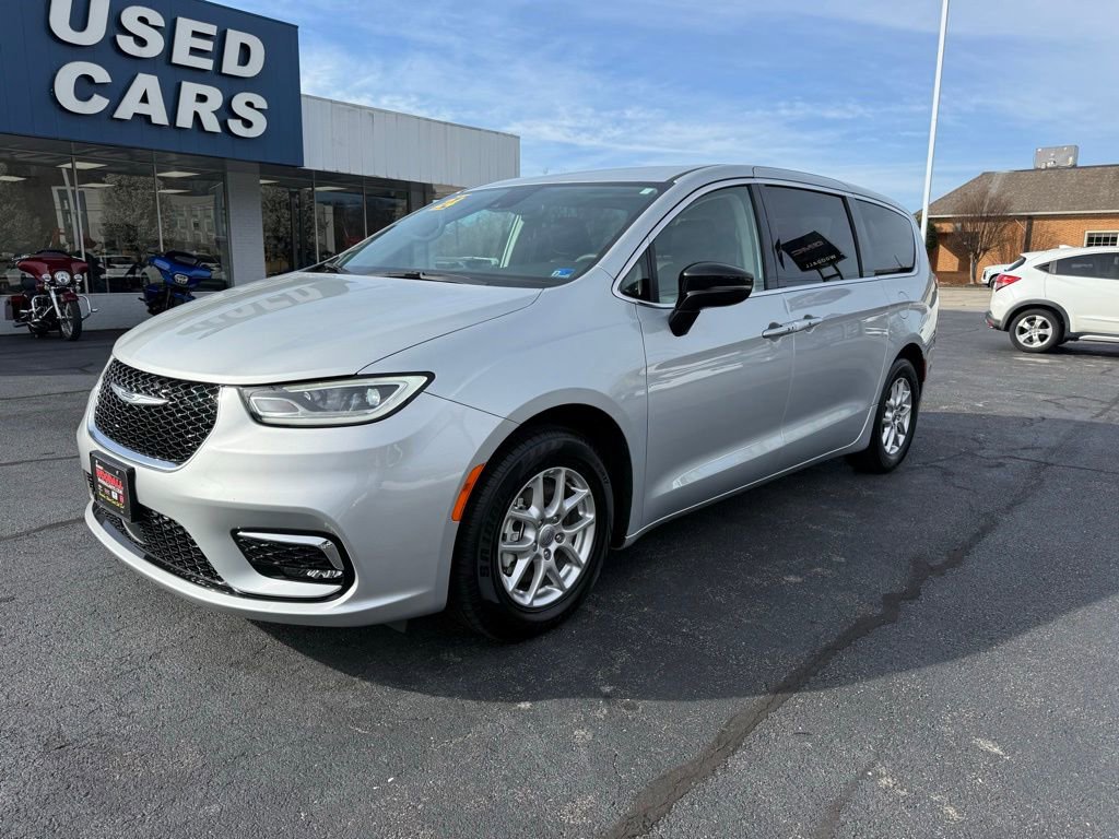 Used 2024 Chrysler Pacifica Touring-L image 3