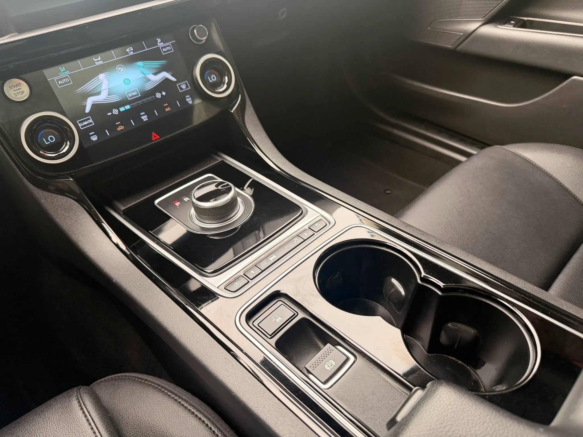 Used 2017 Jaguar XE RWD image 19