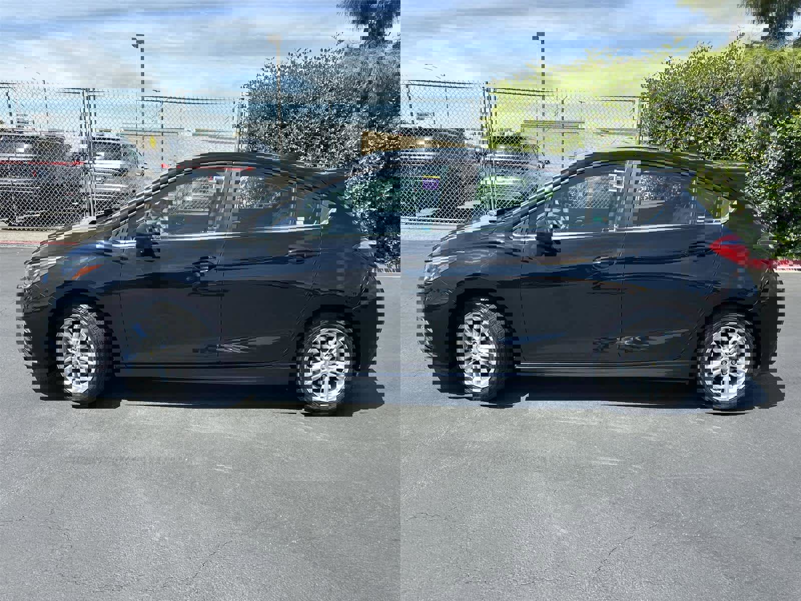 Used 2017 Chevrolet Cruze LT image 3