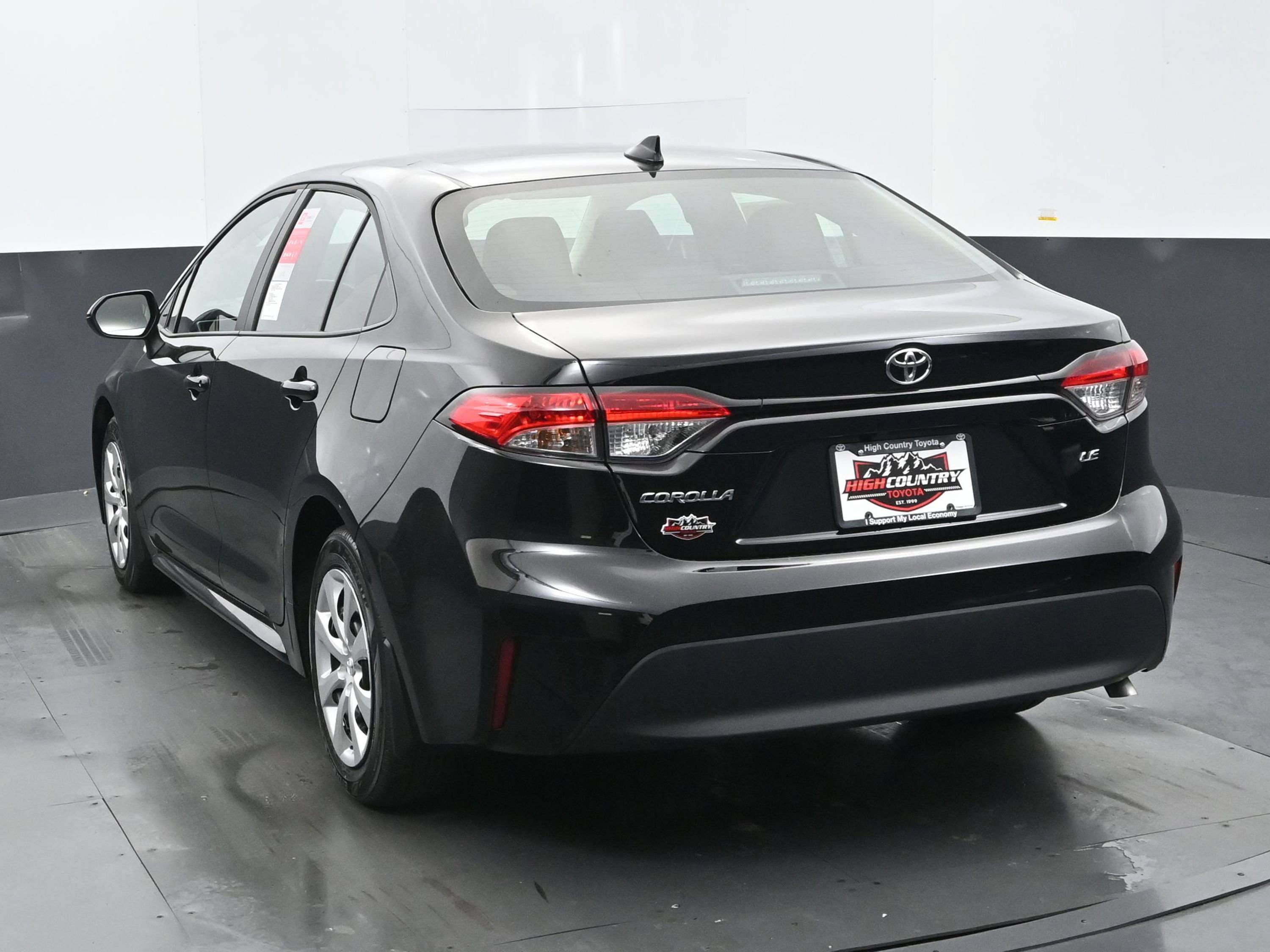 Used 2025 Toyota Corolla LE image 4