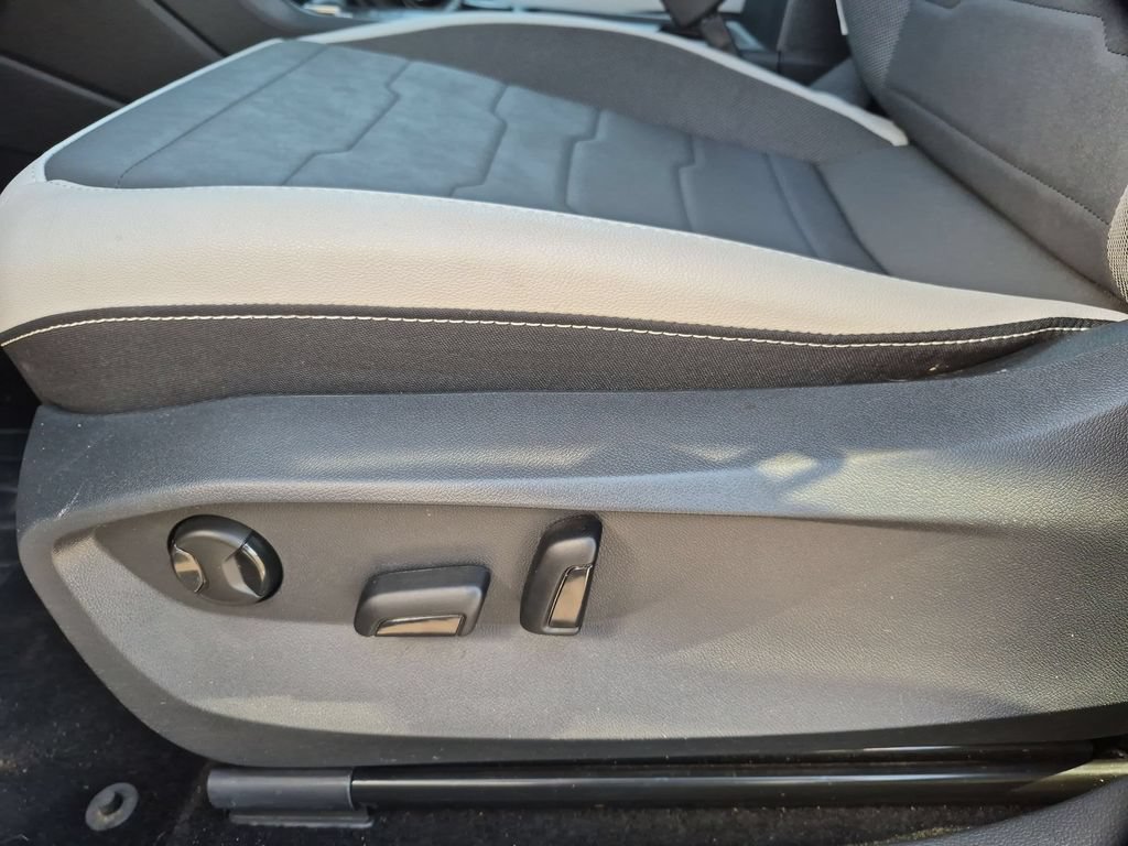 Used 2025 Volkswagen Taos SE AWD/4WD image 14