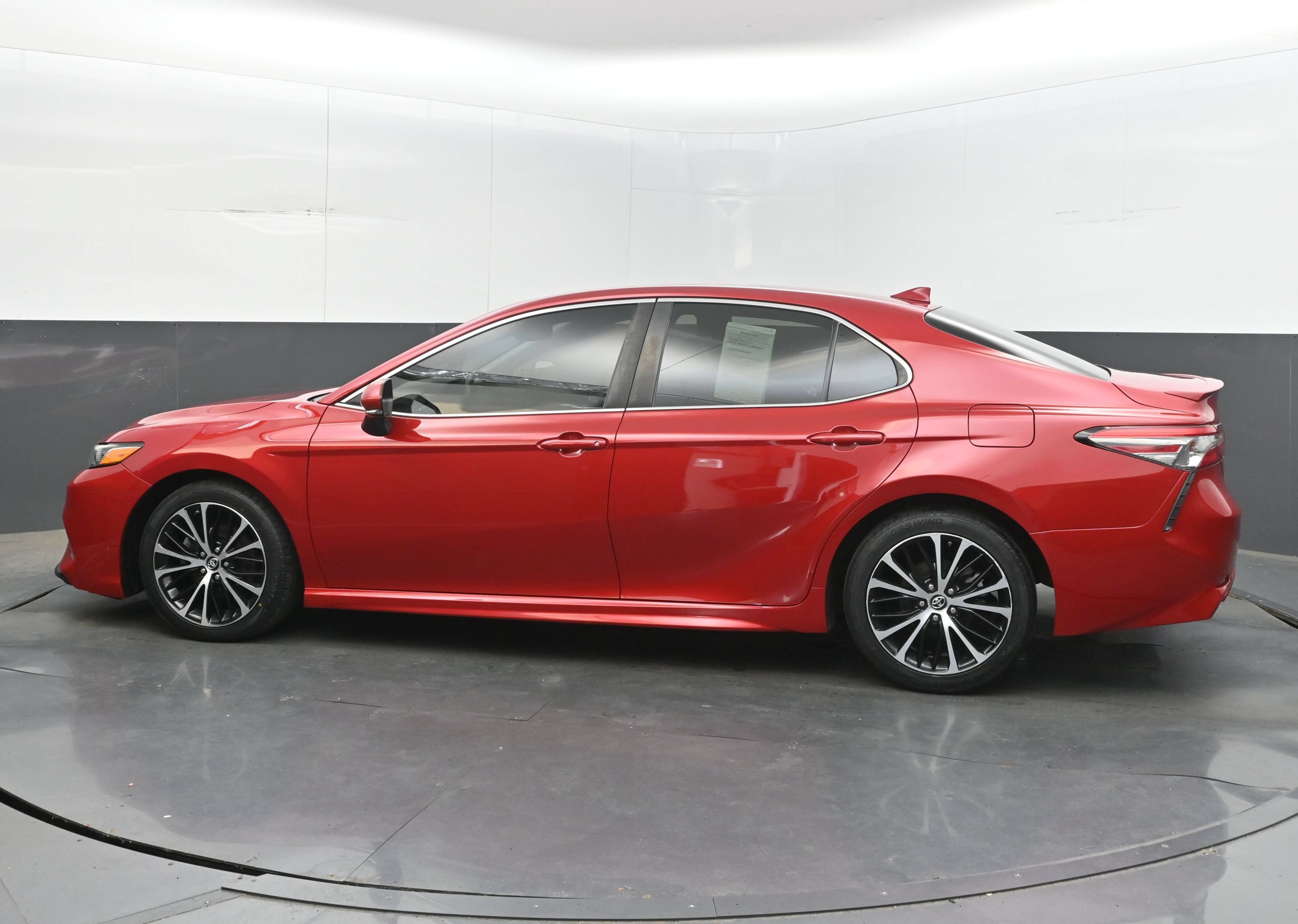 Used 2019 Toyota Camry SE w/ Convenience Package FWD image 5
