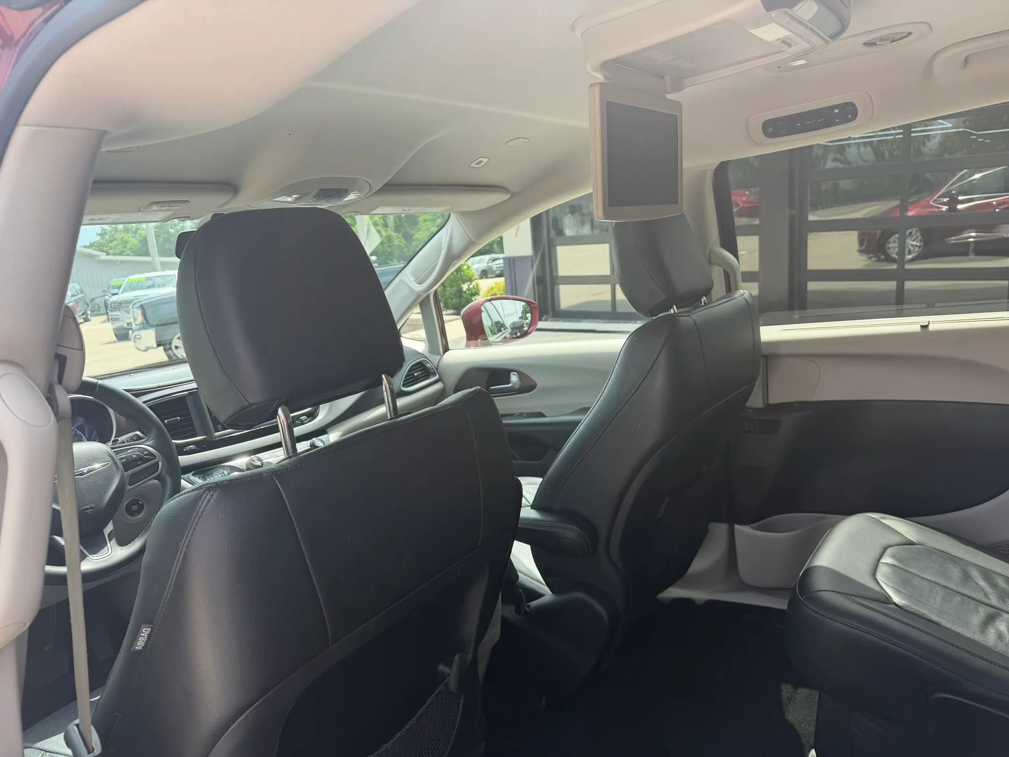 Used 2018 Chrysler Pacifica Touring-L FWD image 34