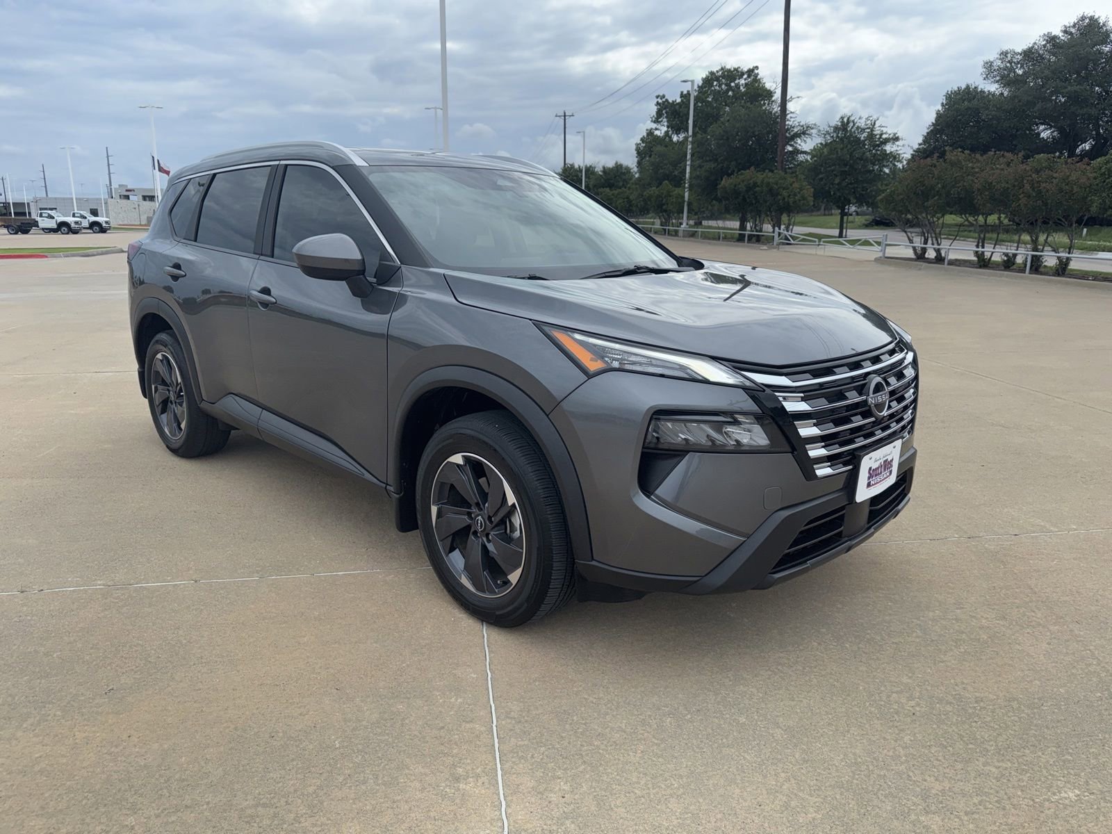 Used 2025 Nissan Rogue SV w/ SV Premium Package FWD image 2