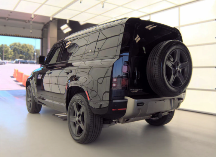 Used 2023 Land Rover Defender 110 X-Dynamic SE AWD/4WD image 6