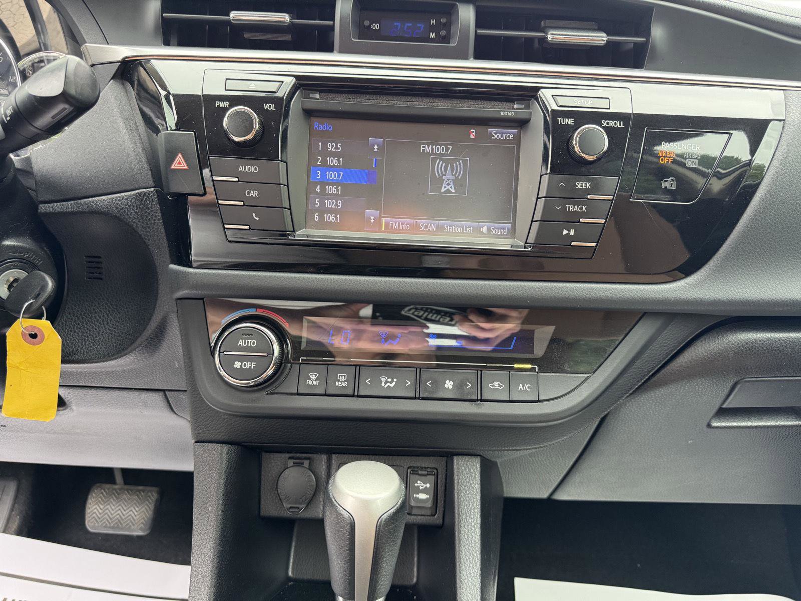 Used 2015 Toyota Corolla LE FWD image 4