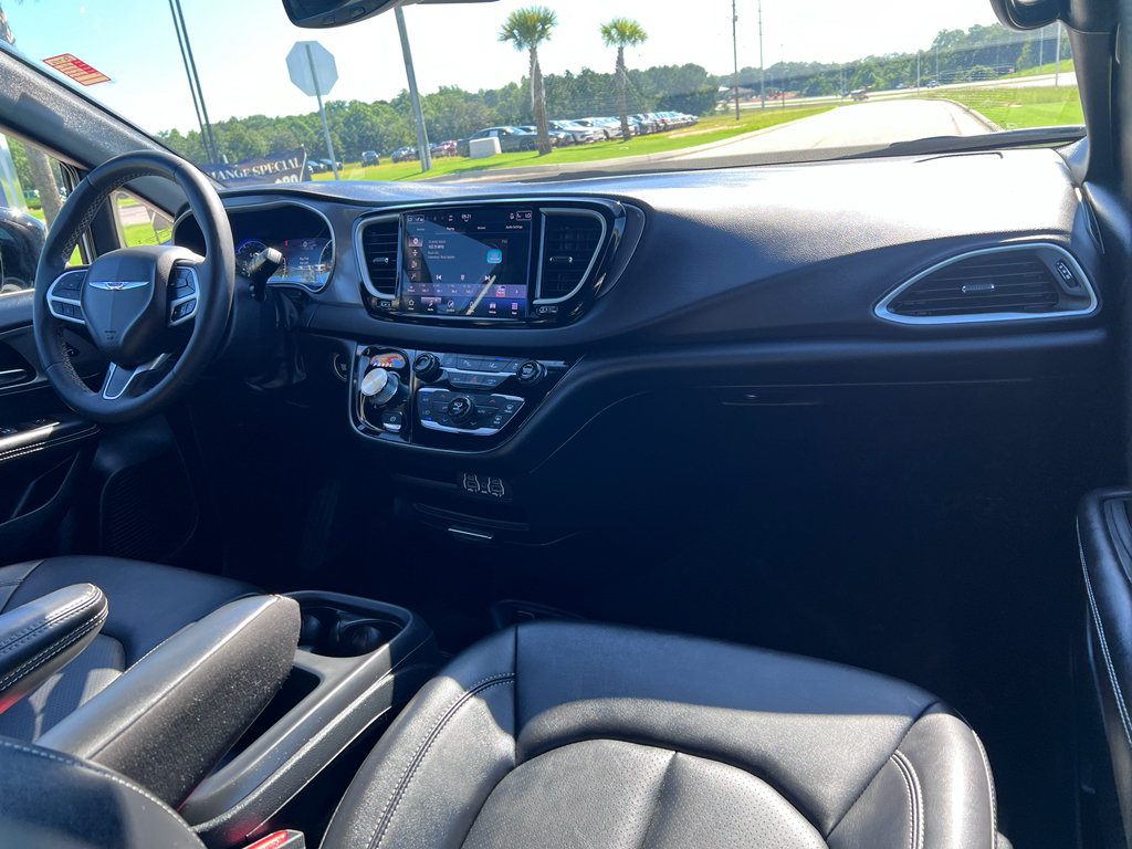 Used 2025 Chrysler Pacifica Select FWD image 14