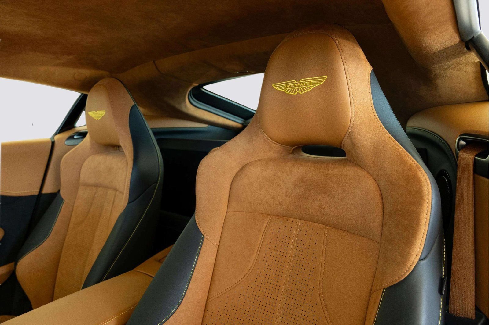 Used 2025 Aston Martin V8 Vantage Coupe RWD image 17