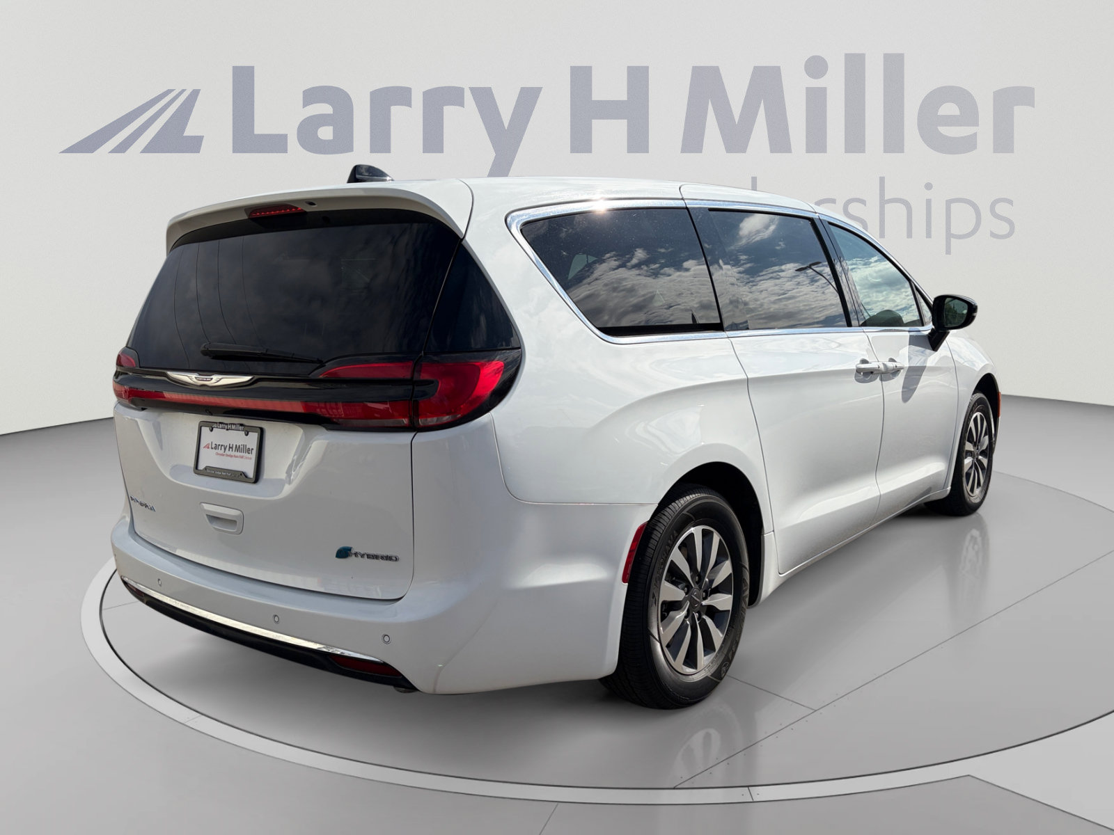 Used 2024 Chrysler Pacifica Limited FWD image 5