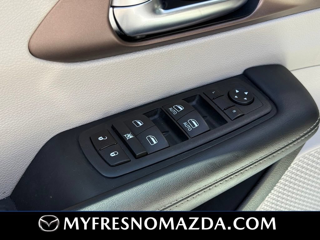 Used 2023 Chrysler Voyager LX FWD image 32