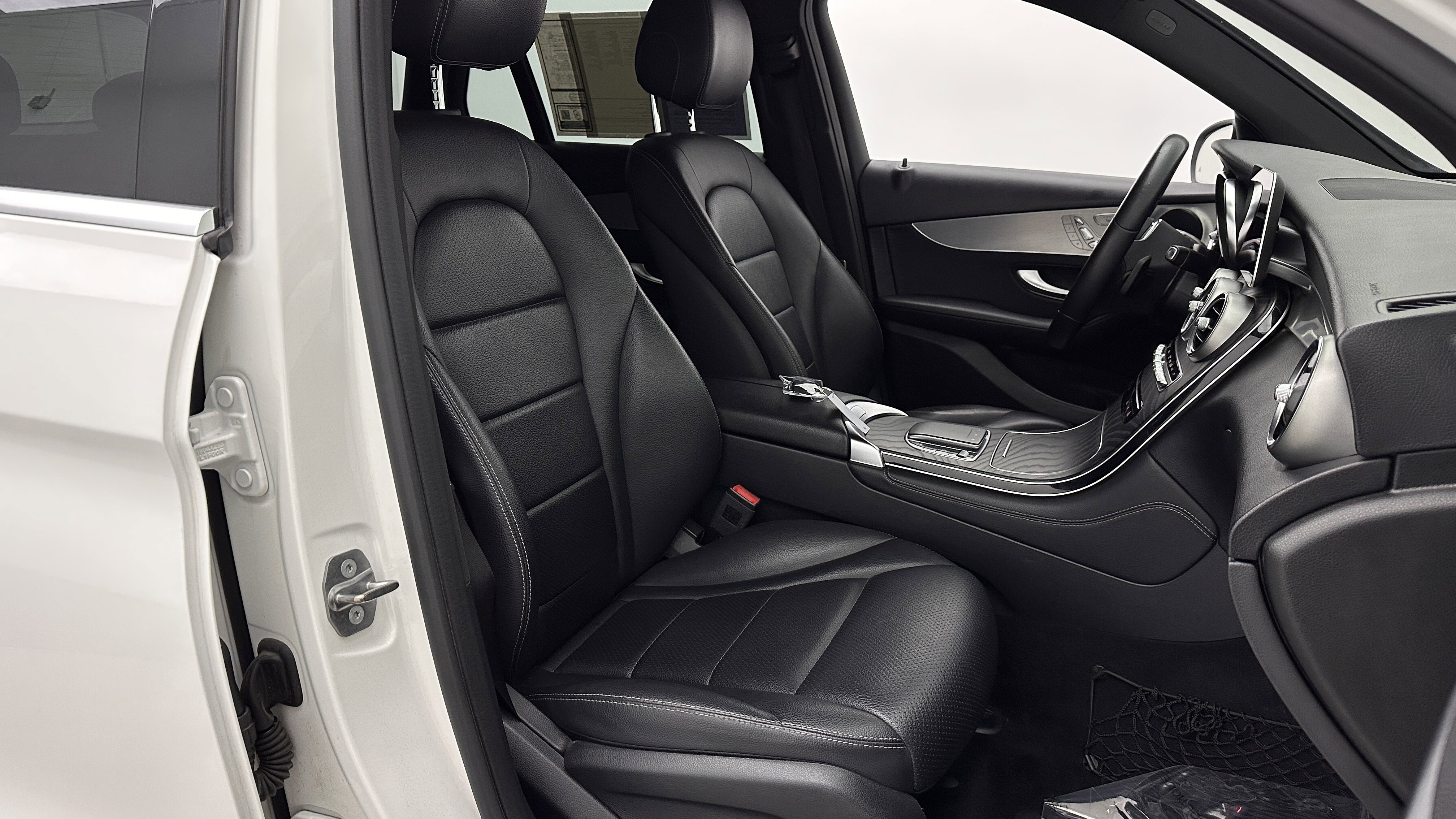 Used 2020 Mercedes-Benz GLC 300 image 34