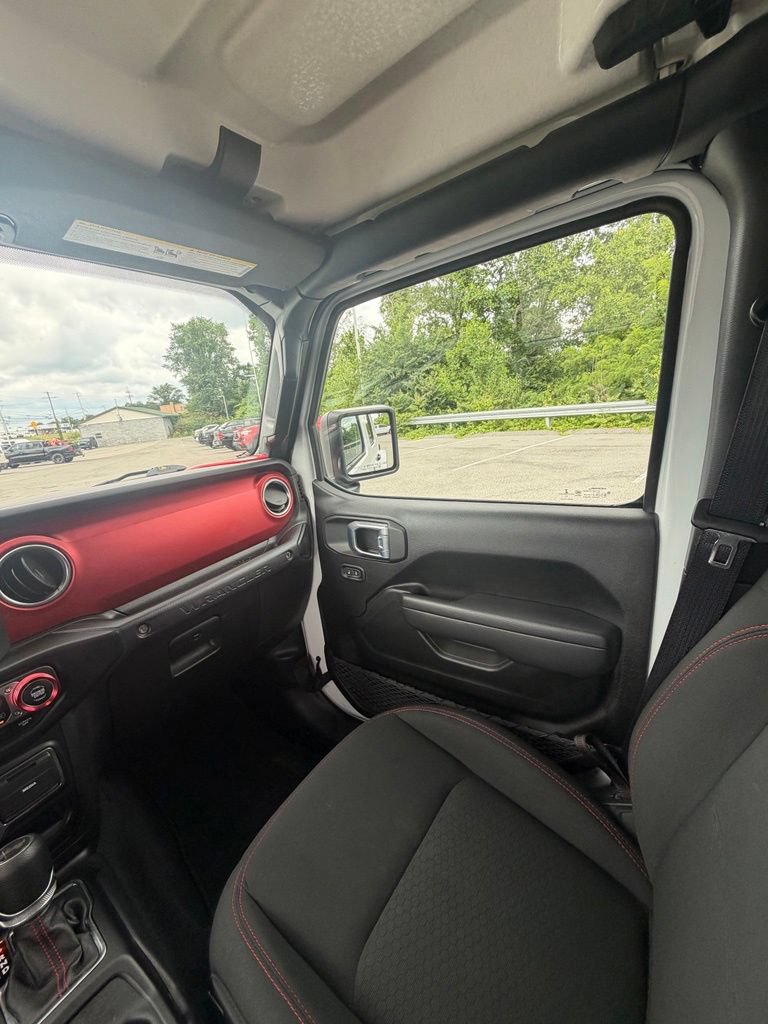 Used 2022 Jeep Wrangler Unlimited Rubicon w/ Cold Weather Group AWD/4WD image 13