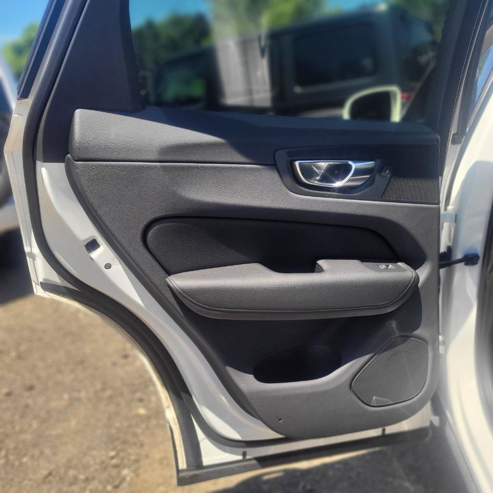 Used 2018 Volvo XC60 T5 Momentum w/ Vision Package AWD/4WD image 33