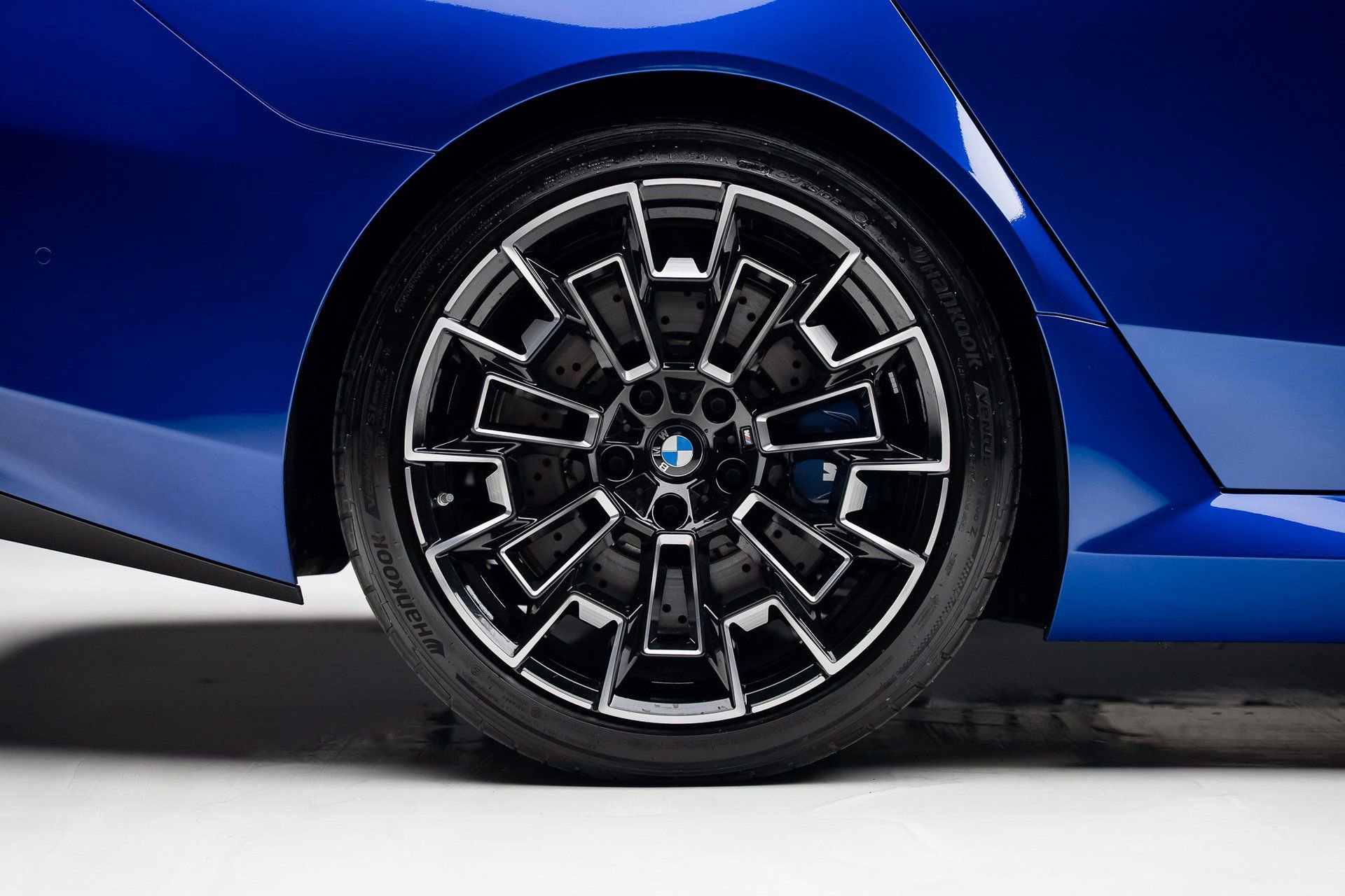 Used 2025 BMW M5 w/ Carbon Package image 40