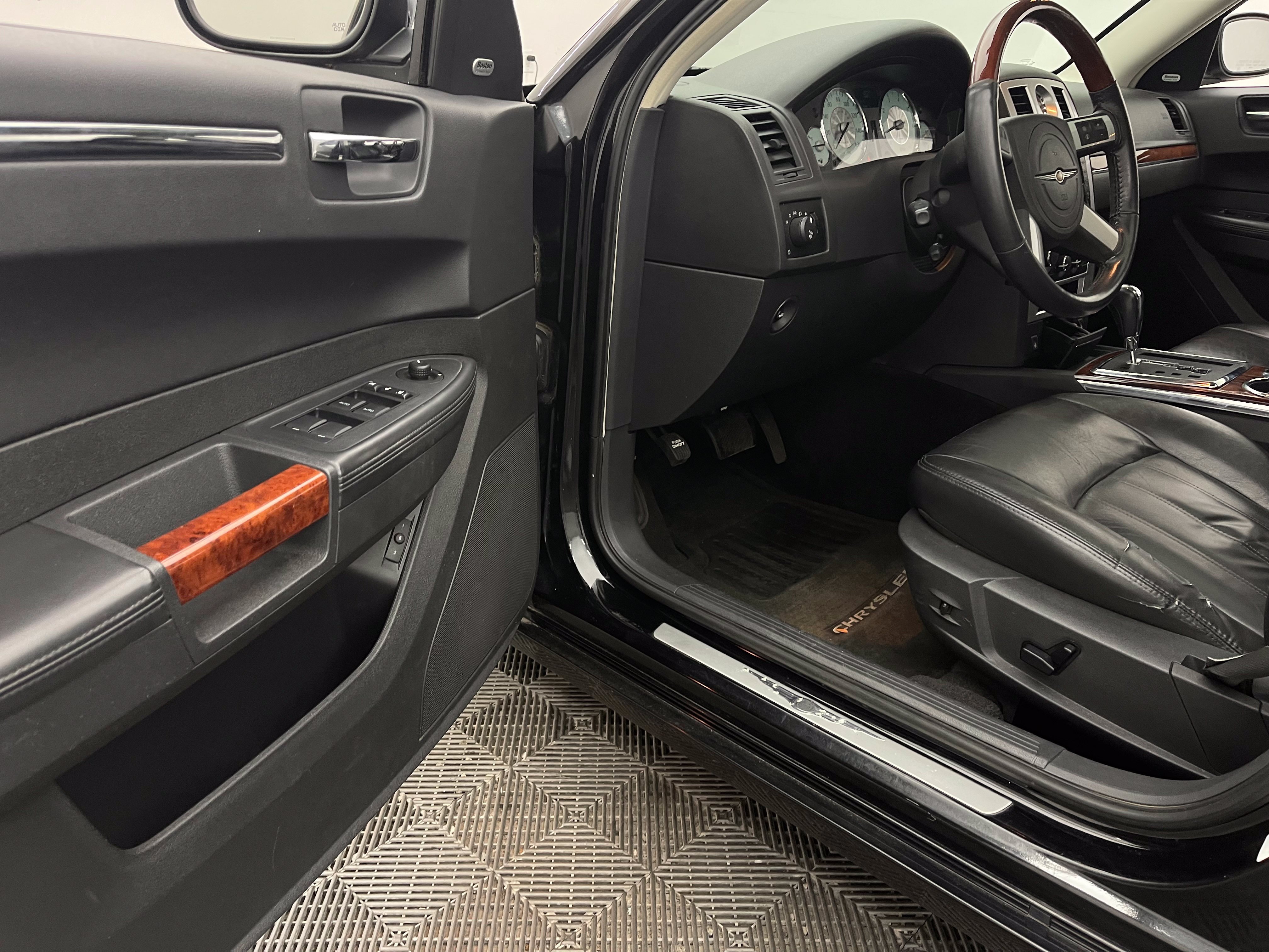 Used 2009 Chrysler 300 C w/ Luxury Group II RWD image 15