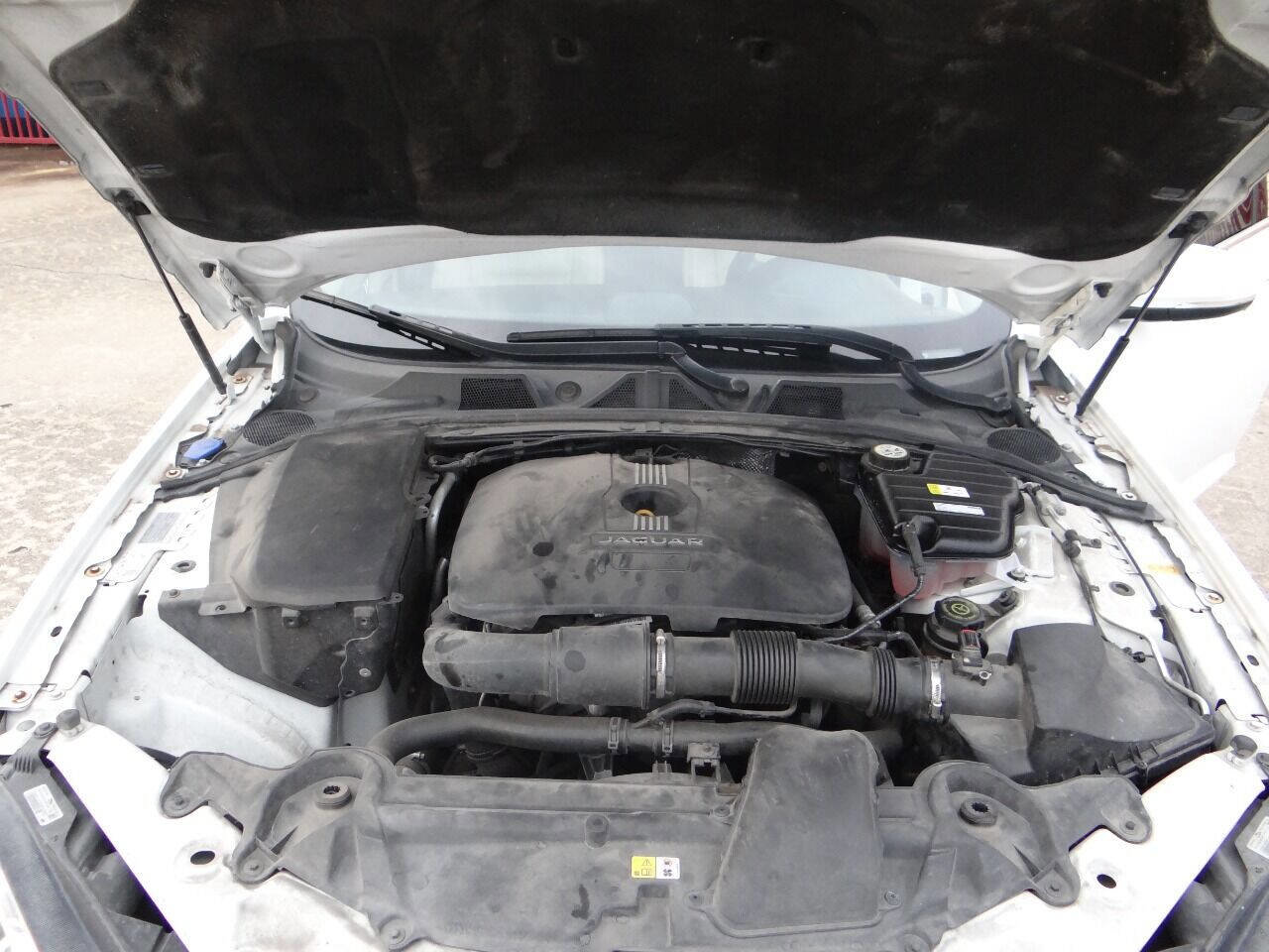 Used 2015 Jaguar XF Premium image 30