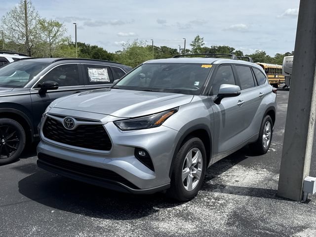 Used 2023 Toyota Highlander LE image 2