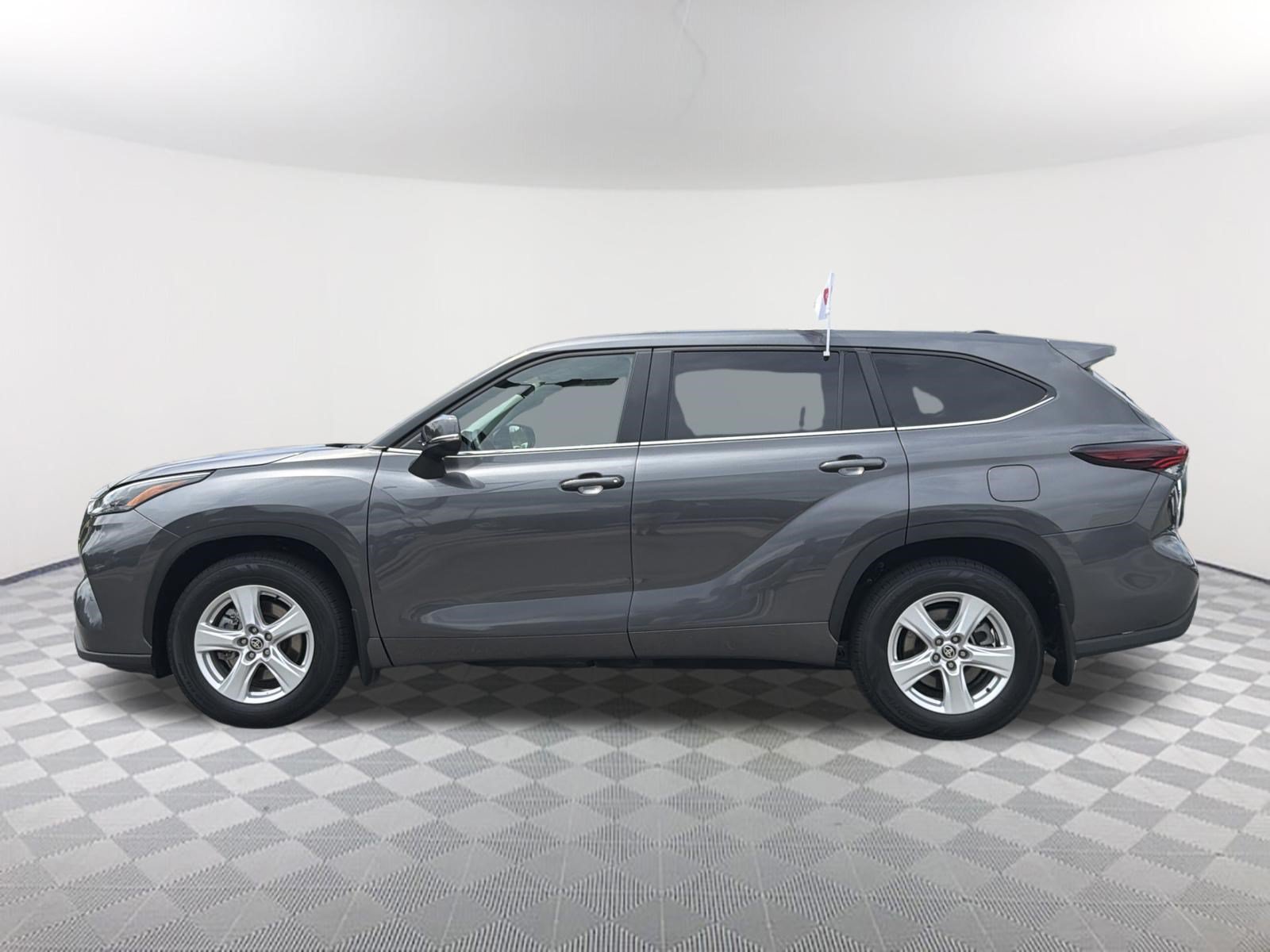 Certified 2025 Toyota Highlander LE FWD image 13