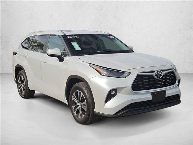 Used 2025 Toyota Highlander XLE FWD image 3