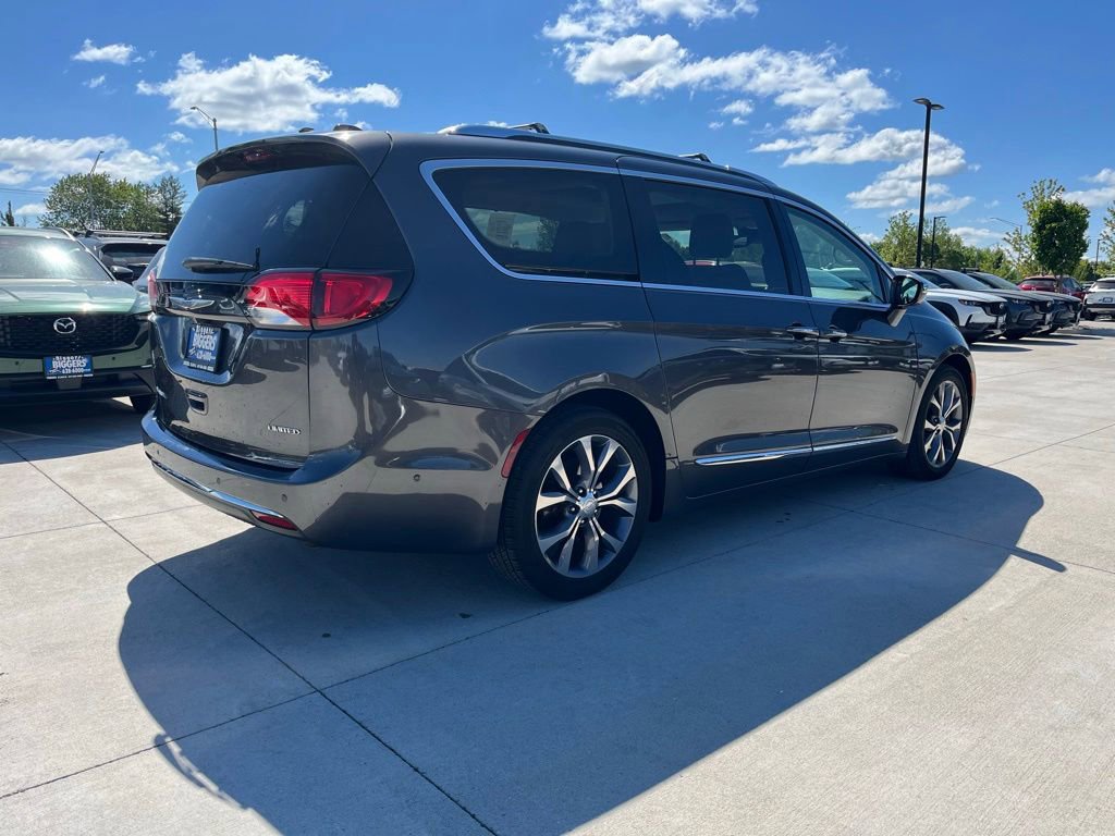 Used 2018 Chrysler Pacifica Limited w/ Tire & Wheel Group FWD image 10