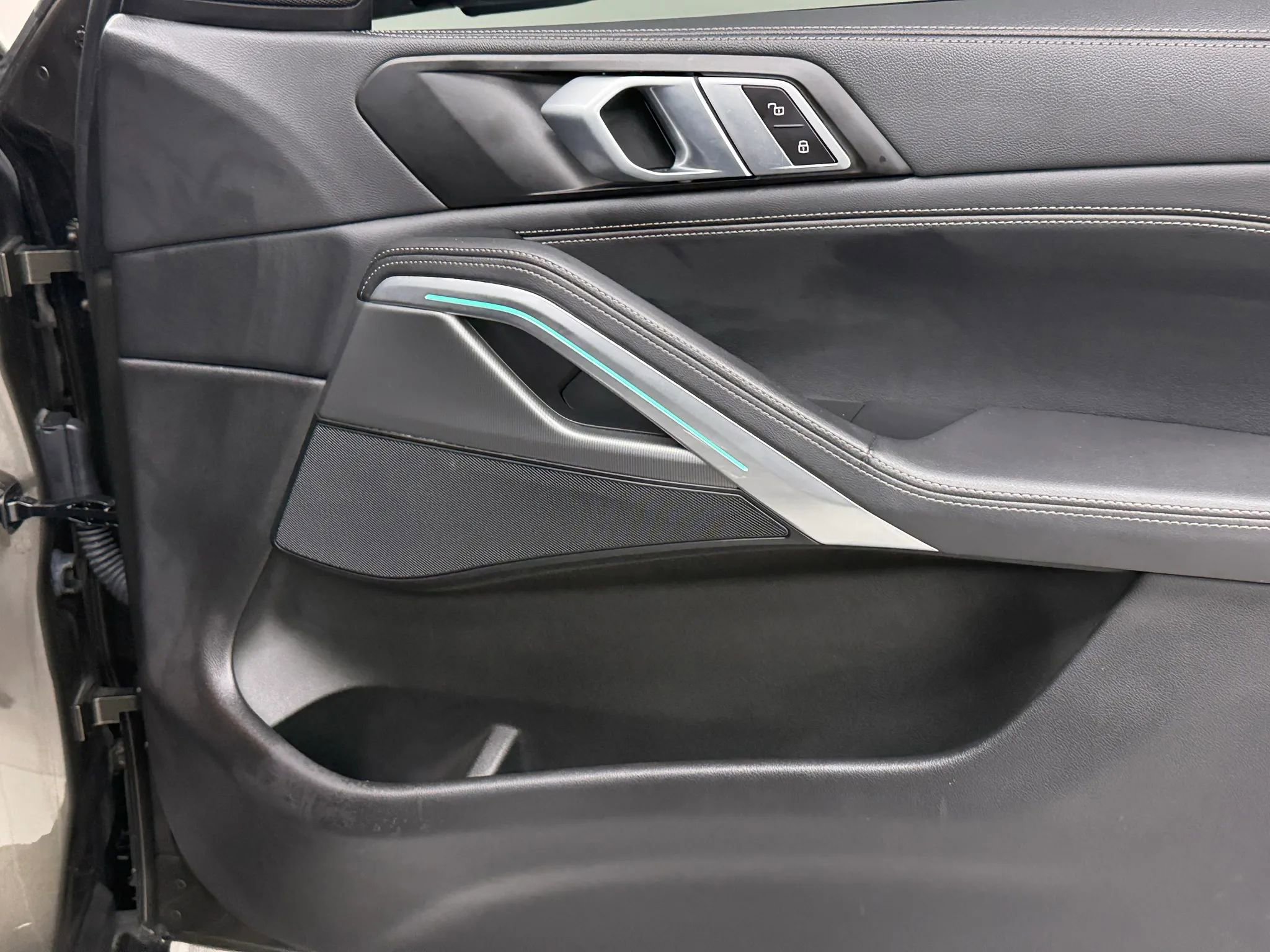 Used 2023 BMW X6 xDrive40i w/ M Sport Package image 29