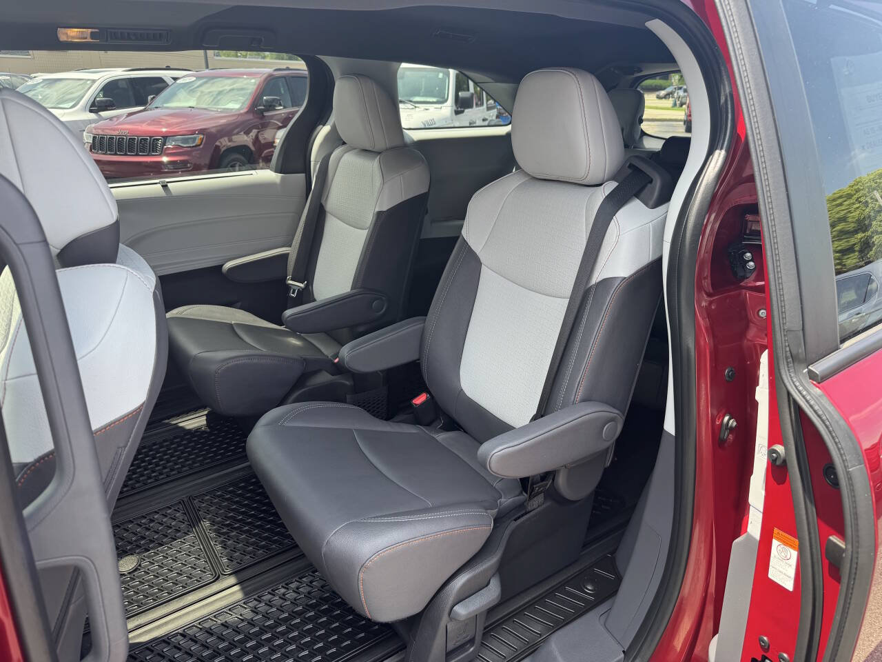 Used 2024 Toyota Sienna XSE AWD/4WD image 9