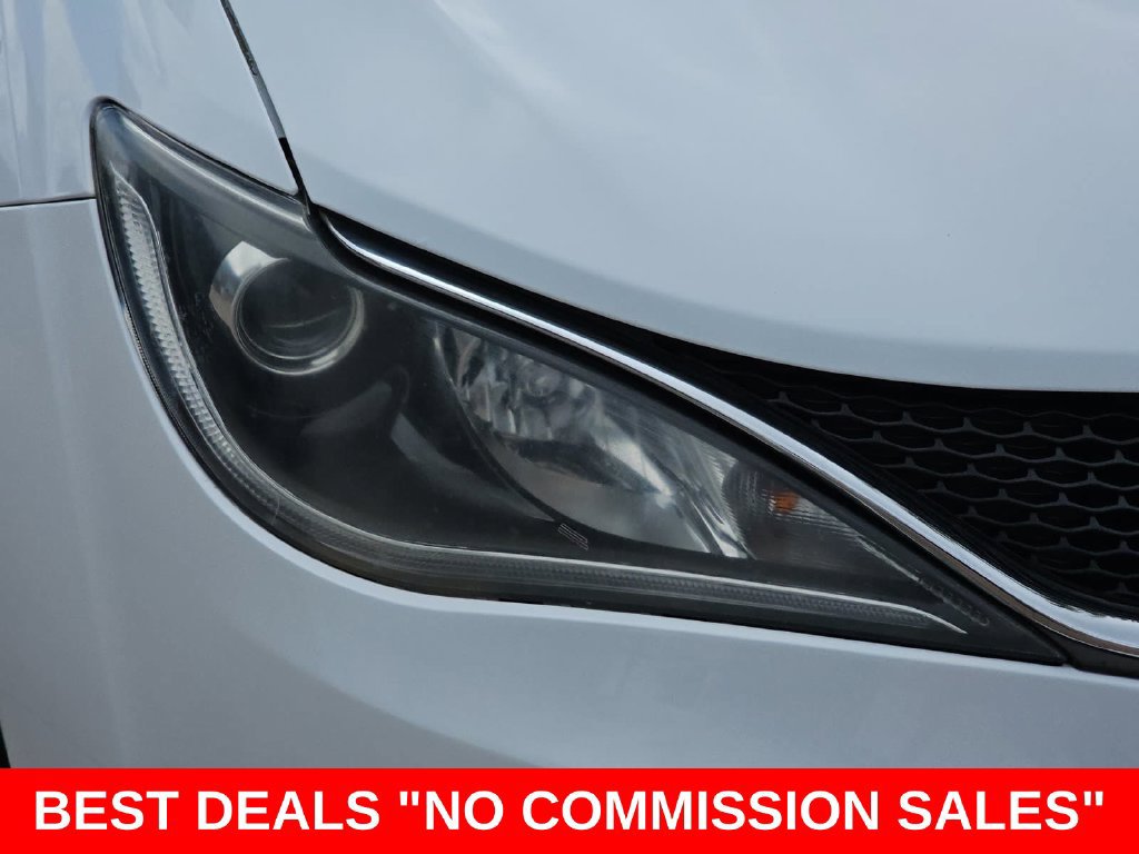 Used 2018 Chrysler Pacifica Touring-L FWD image 34