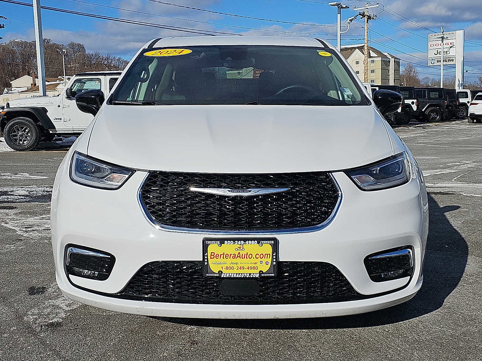 Used 2024 Chrysler Pacifica Touring-L image 2