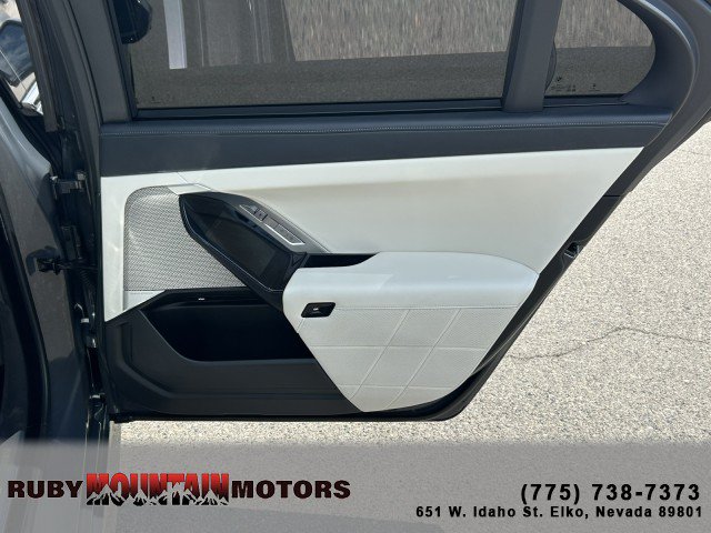 Used 2025 BMW 750e xDrive w/ Premium Package AWD/4WD image 24