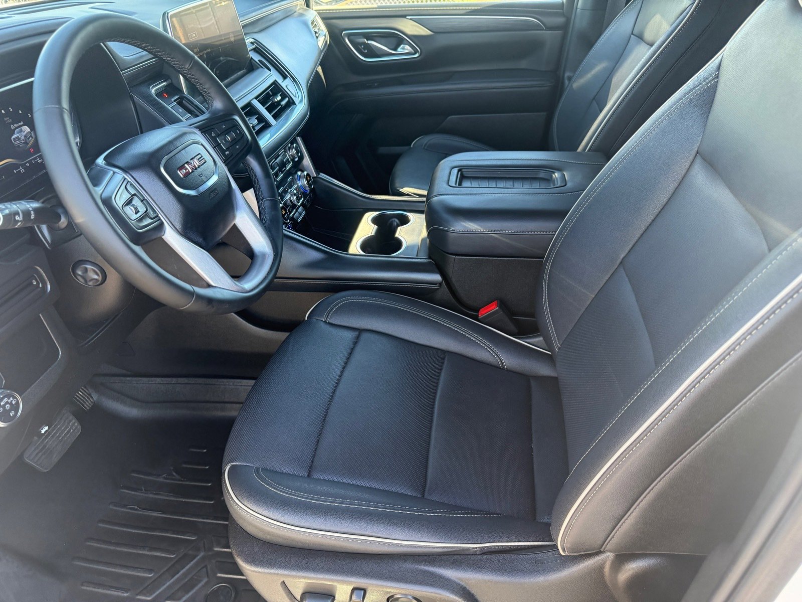 Used 2024 GMC Yukon XL SLT w/ SLT Luxury Package image 11