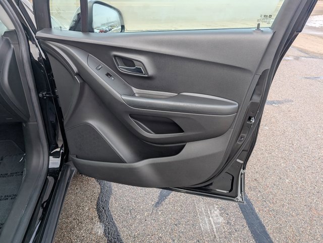 Used 2022 Chevrolet Trax LS w/ Tint and Cruise Package image 5