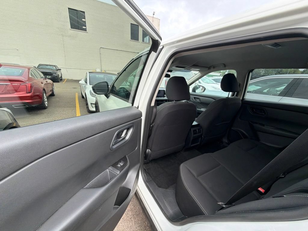 Used 2024 Nissan Rogue S FWD image 11