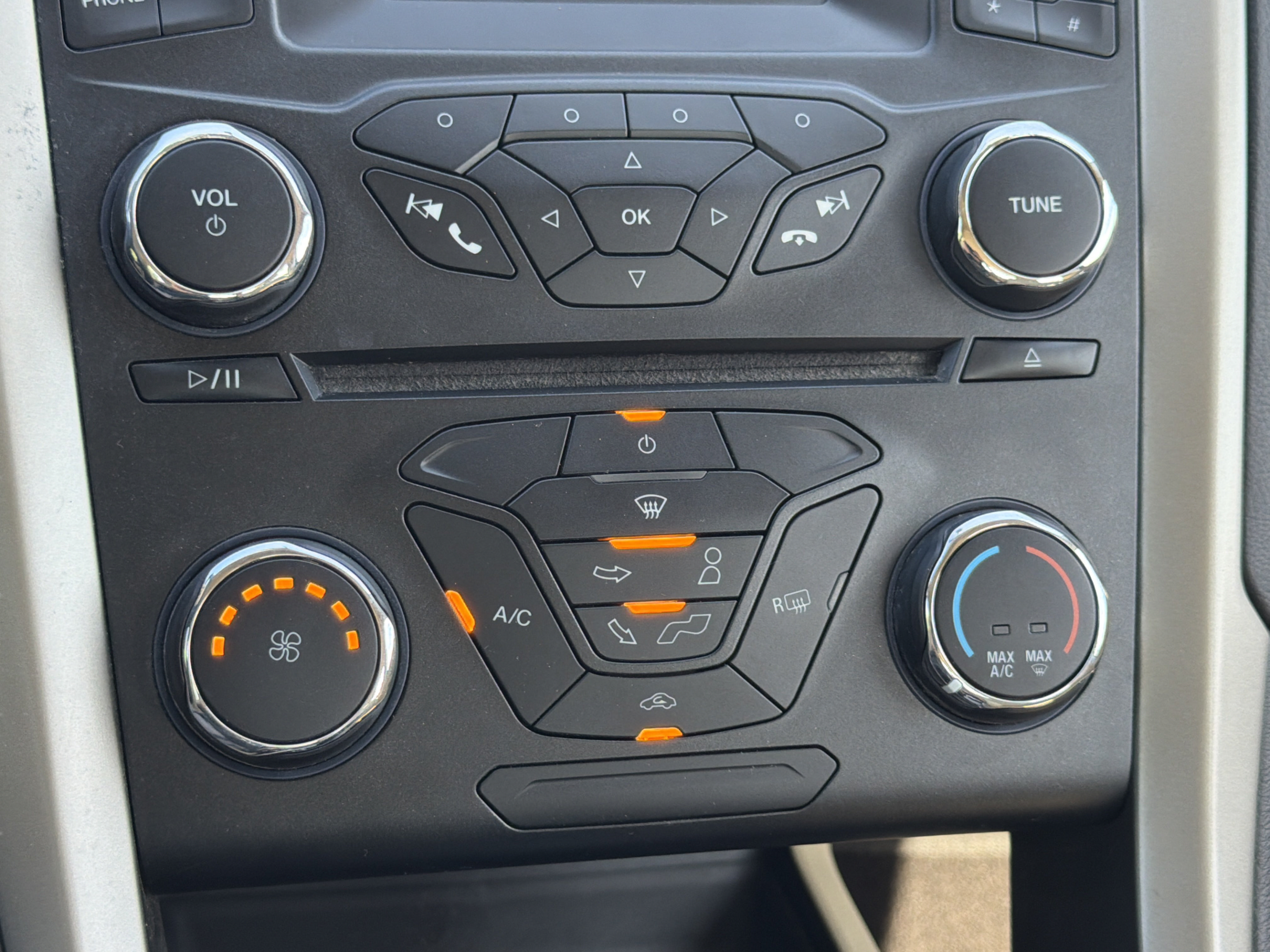 Used 2015 Ford Fusion SE FWD image 13