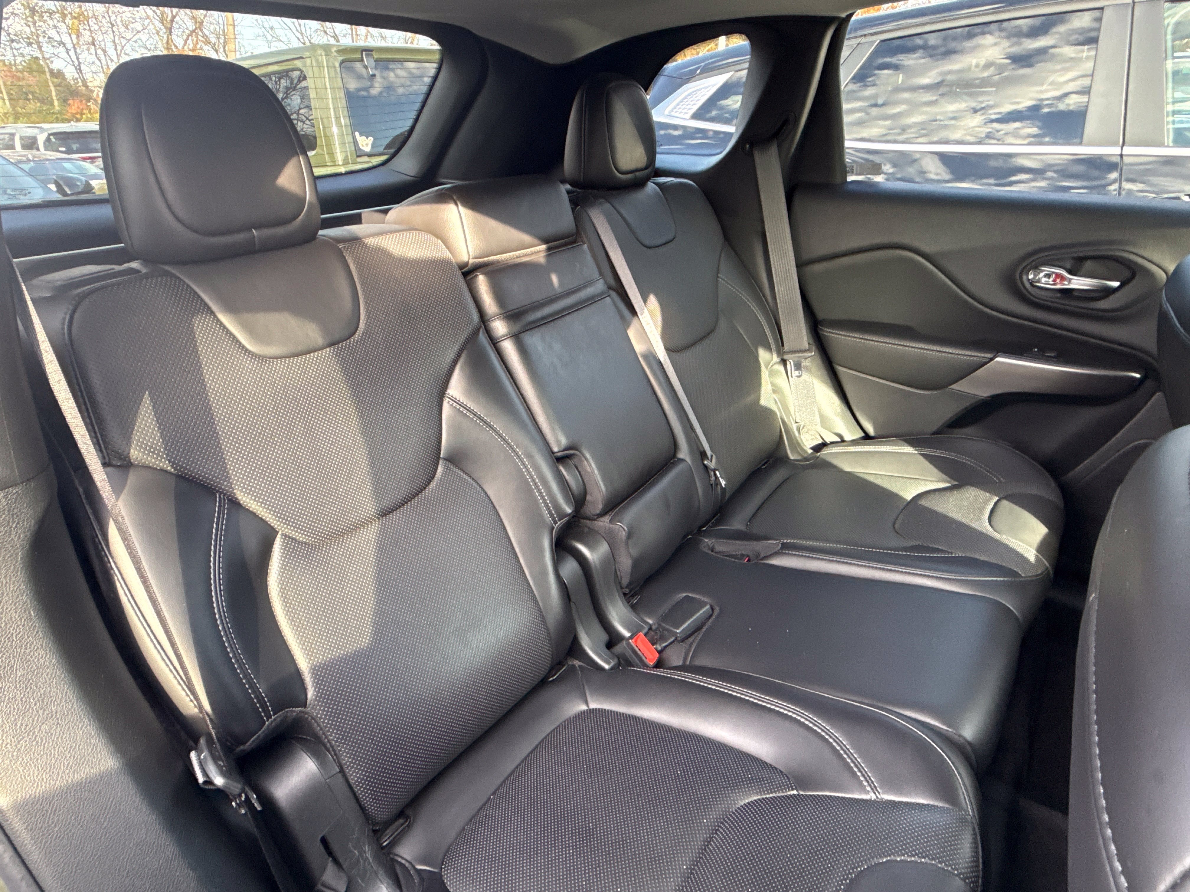 Used 2019 Jeep Cherokee Limited w/ Luxury Group AWD/4WD image 19