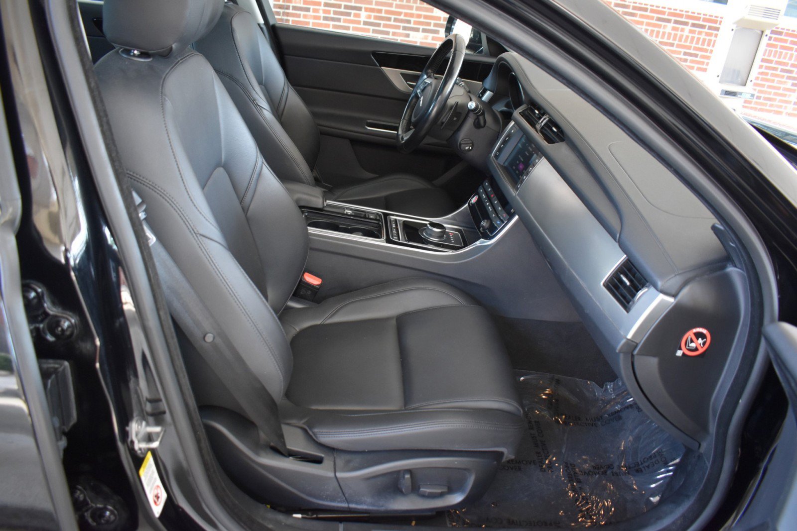 Used 2018 Jaguar XF AWD image 40