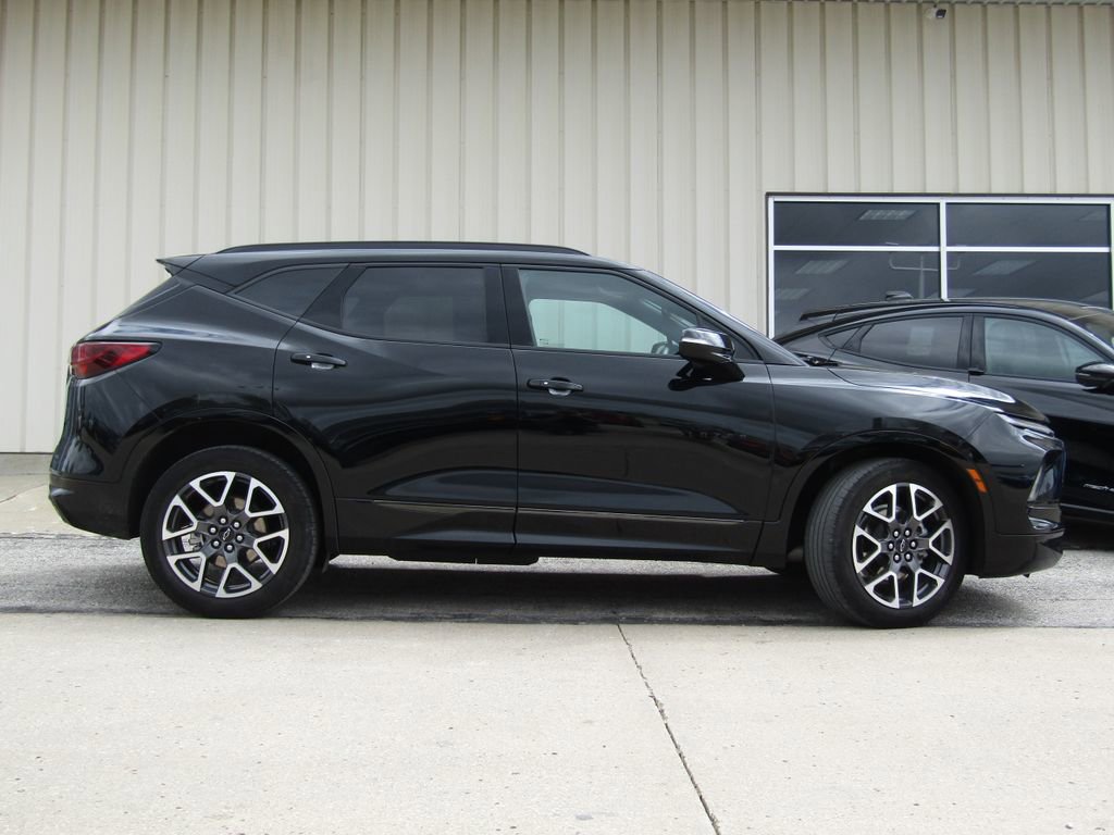 Used 2025 Chevrolet Blazer RS AWD/4WD image 2
