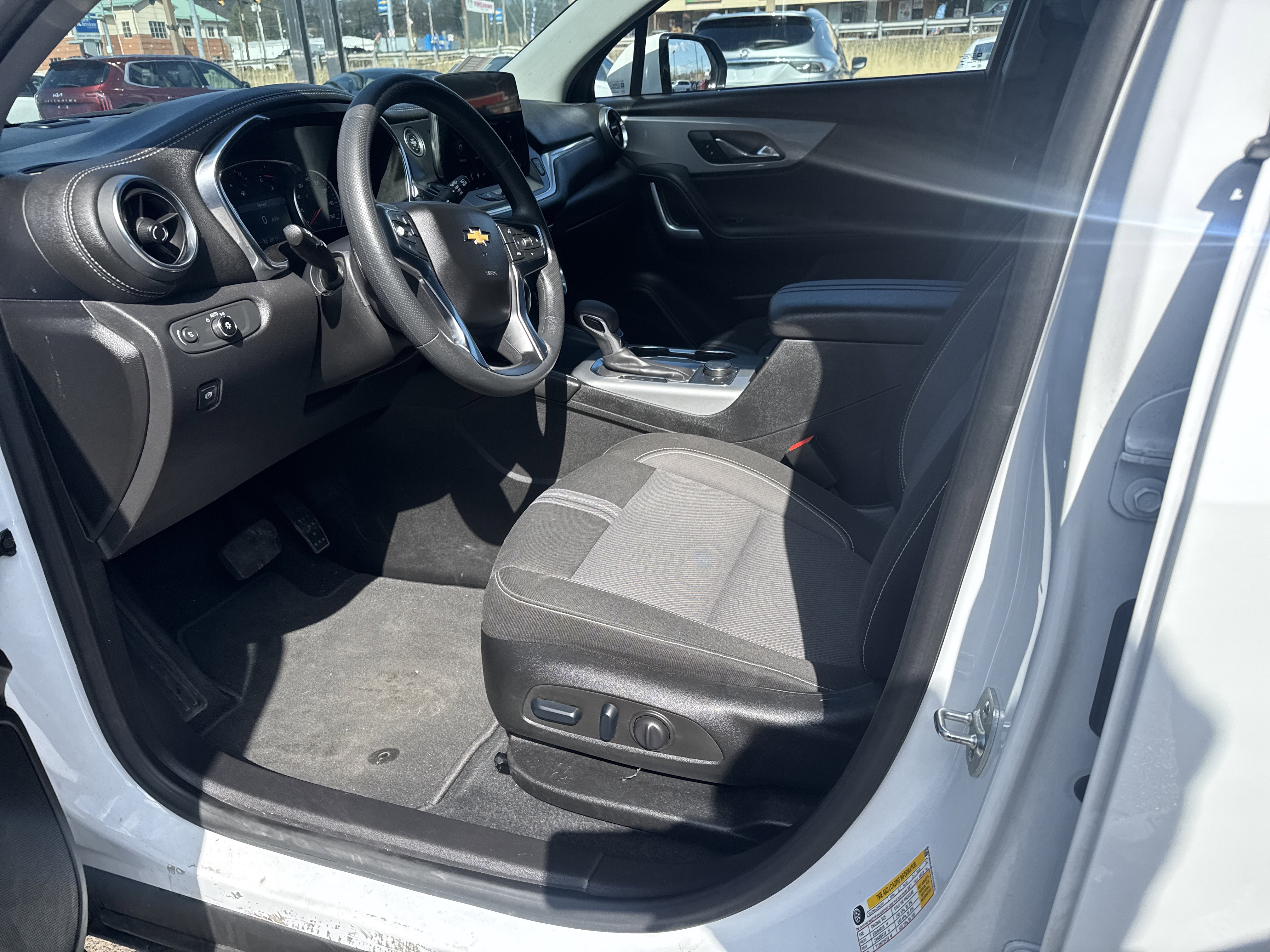 Used 2025 Chevrolet Blazer LT AWD/4WD image 12