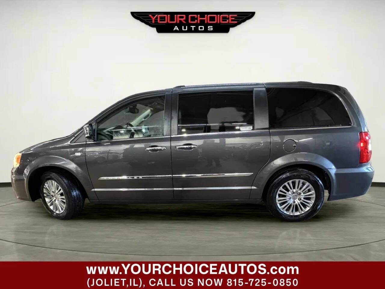 Used 2014 Chrysler Town & Country Touring-L image 2