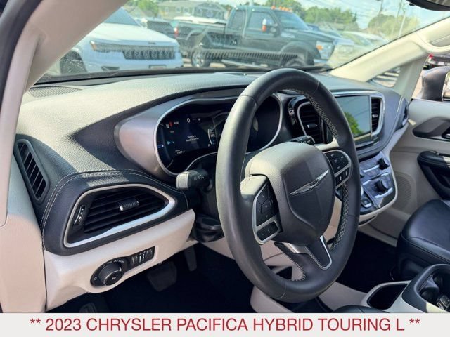 Used 2023 Chrysler Pacifica Touring-L FWD image 11