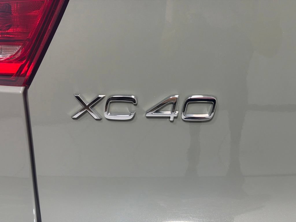 Used 2024 Volvo XC40 B5 Plus AWD/4WD image 11
