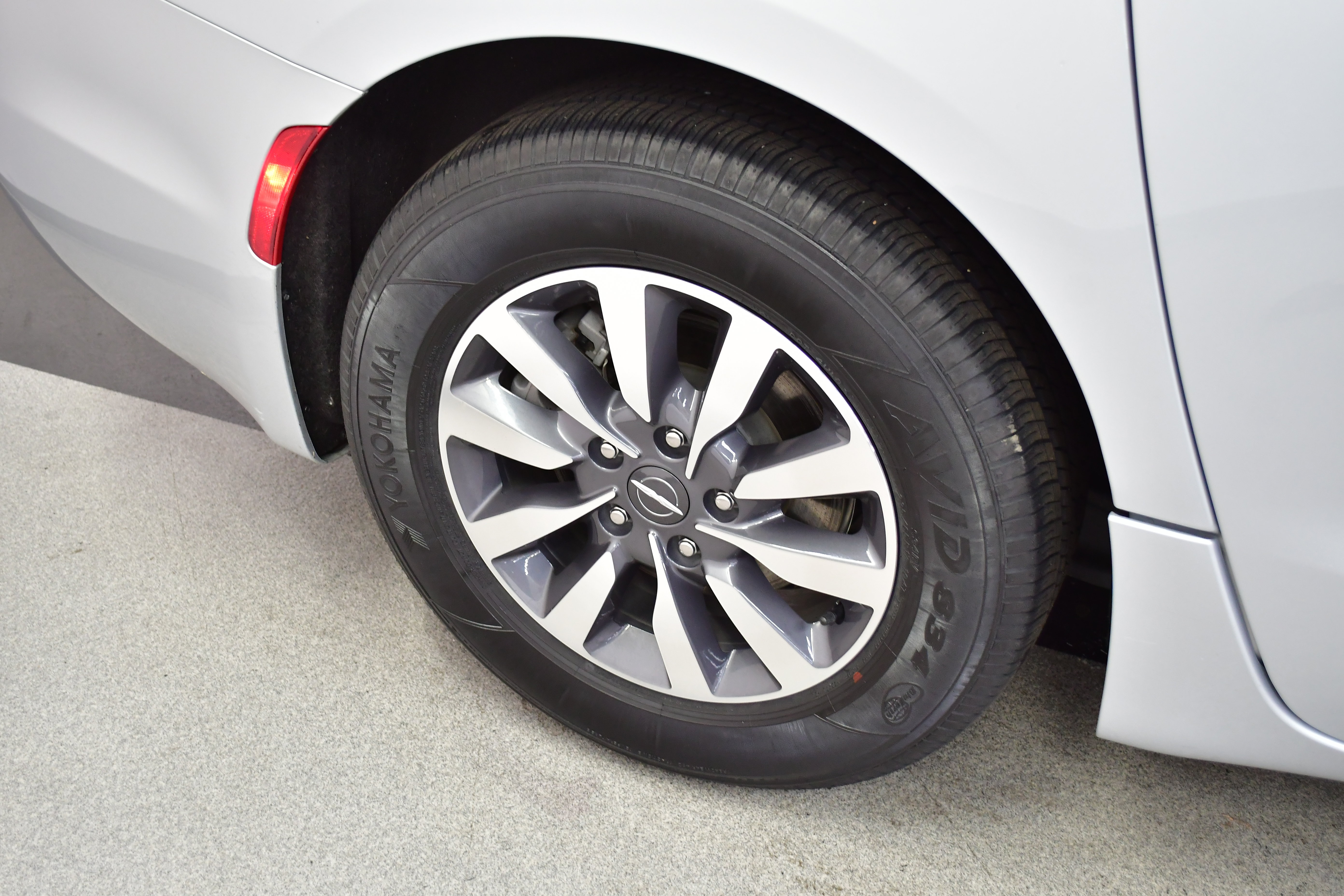 Used 2024 Chrysler Pacifica Touring-L FWD image 39