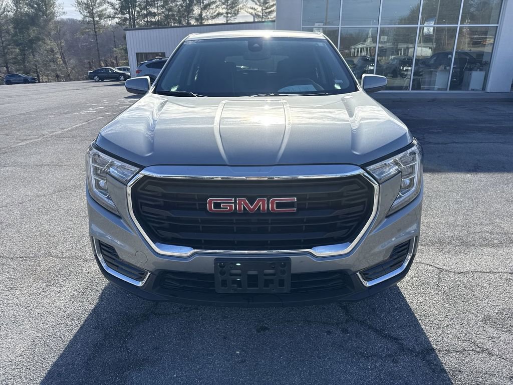 Used 2024 GMC Terrain SLE image 2