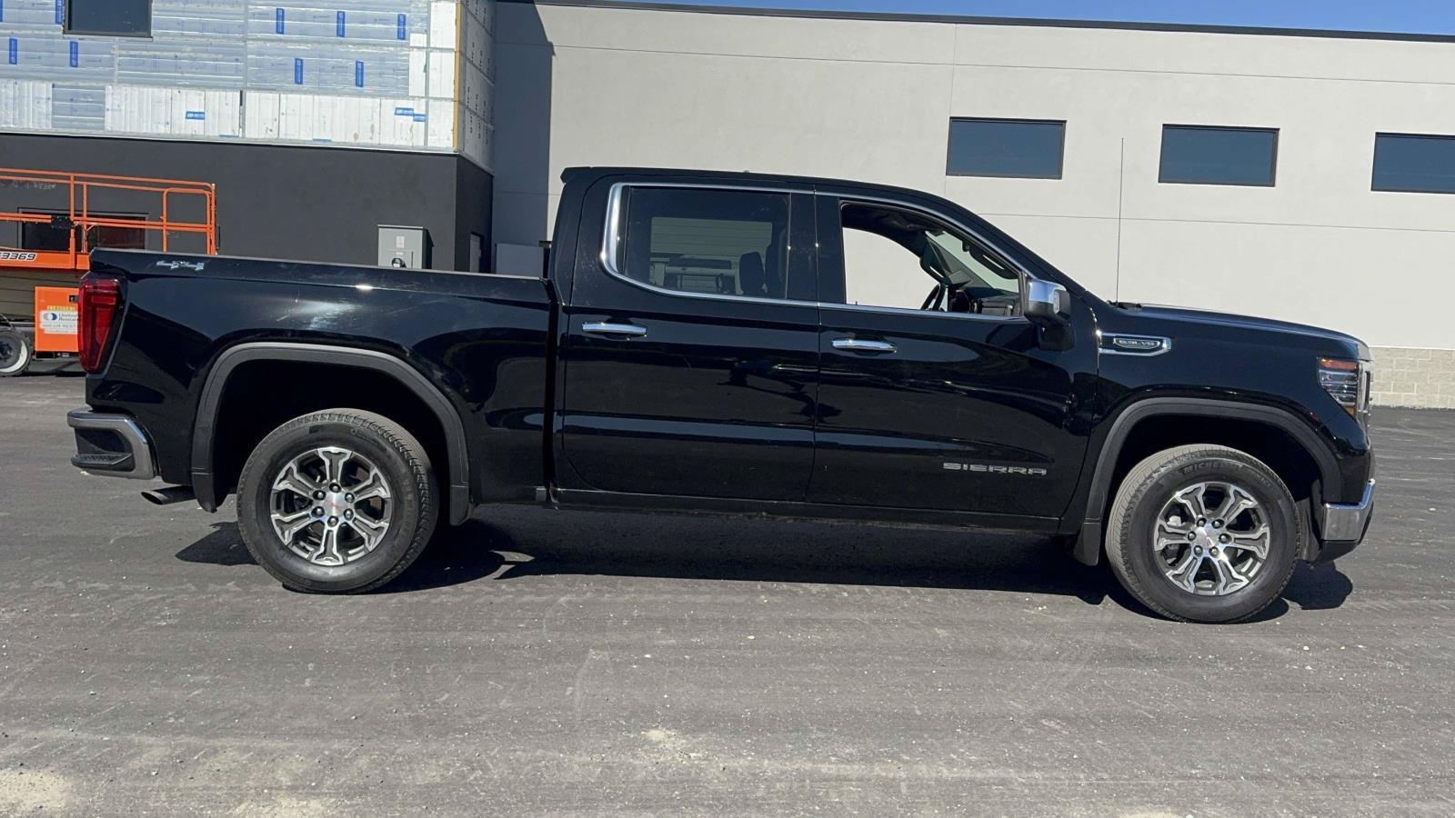 Used 2025 GMC Sierra 1500 SLT AWD/4WD image 3