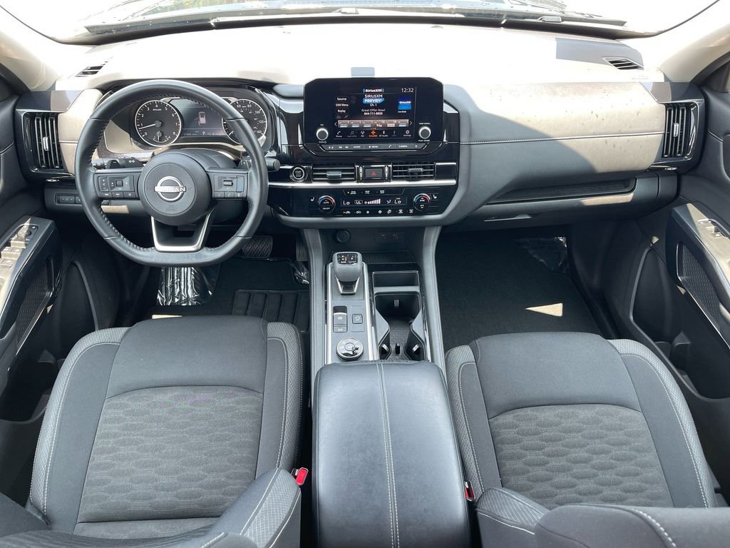 Used 2024 Nissan Pathfinder SV image 13