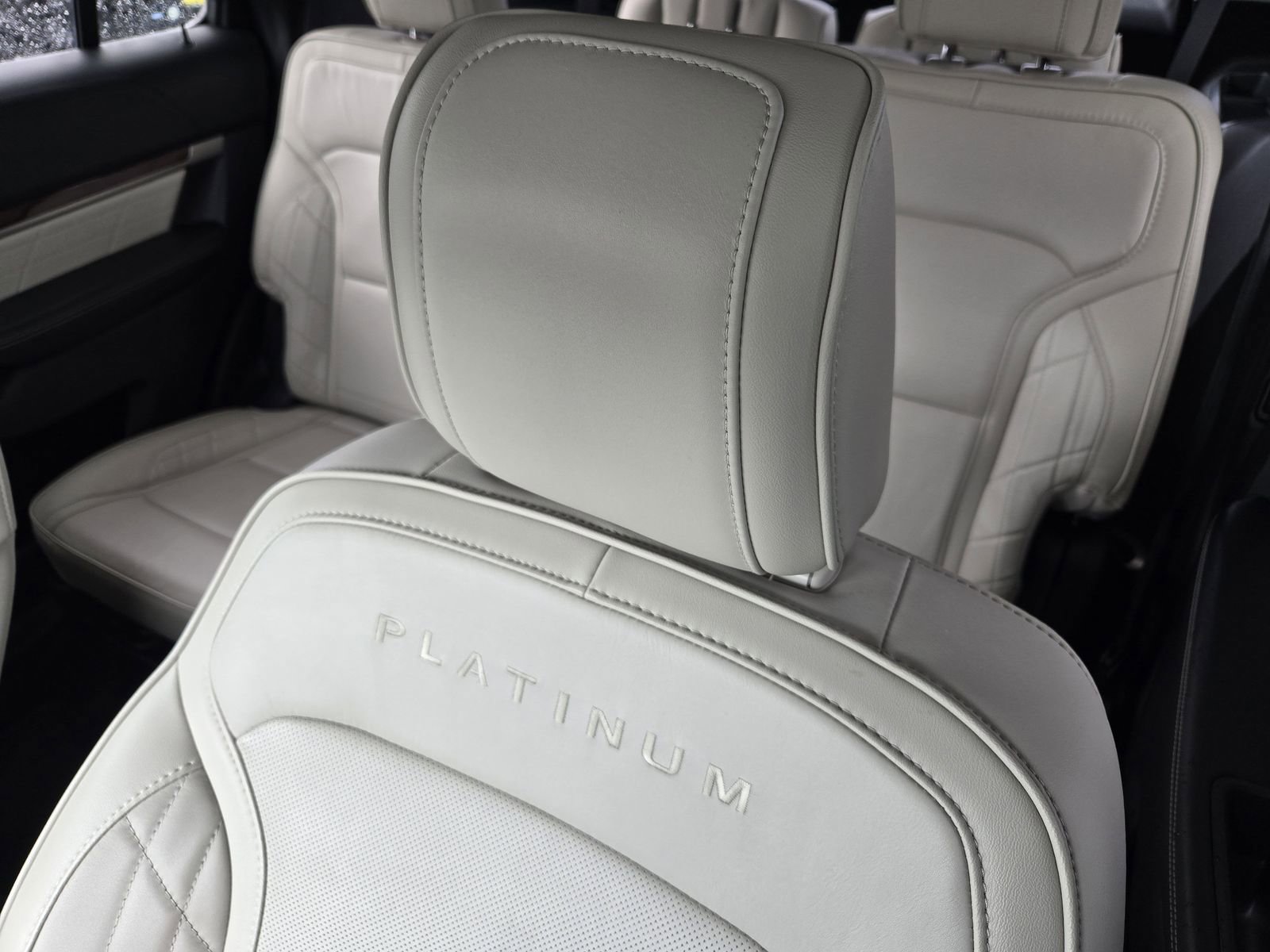 Used 2018 Ford Explorer Platinum image 23