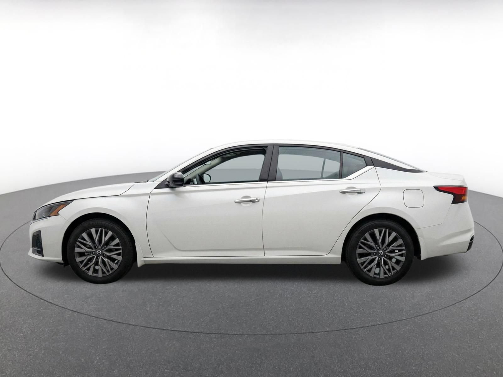 Used 2025 Nissan Altima 2.5 SV FWD image 4