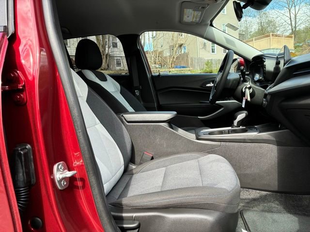 Used 2024 Chevrolet Trax LS w/ LS Convenience Package FWD image 21