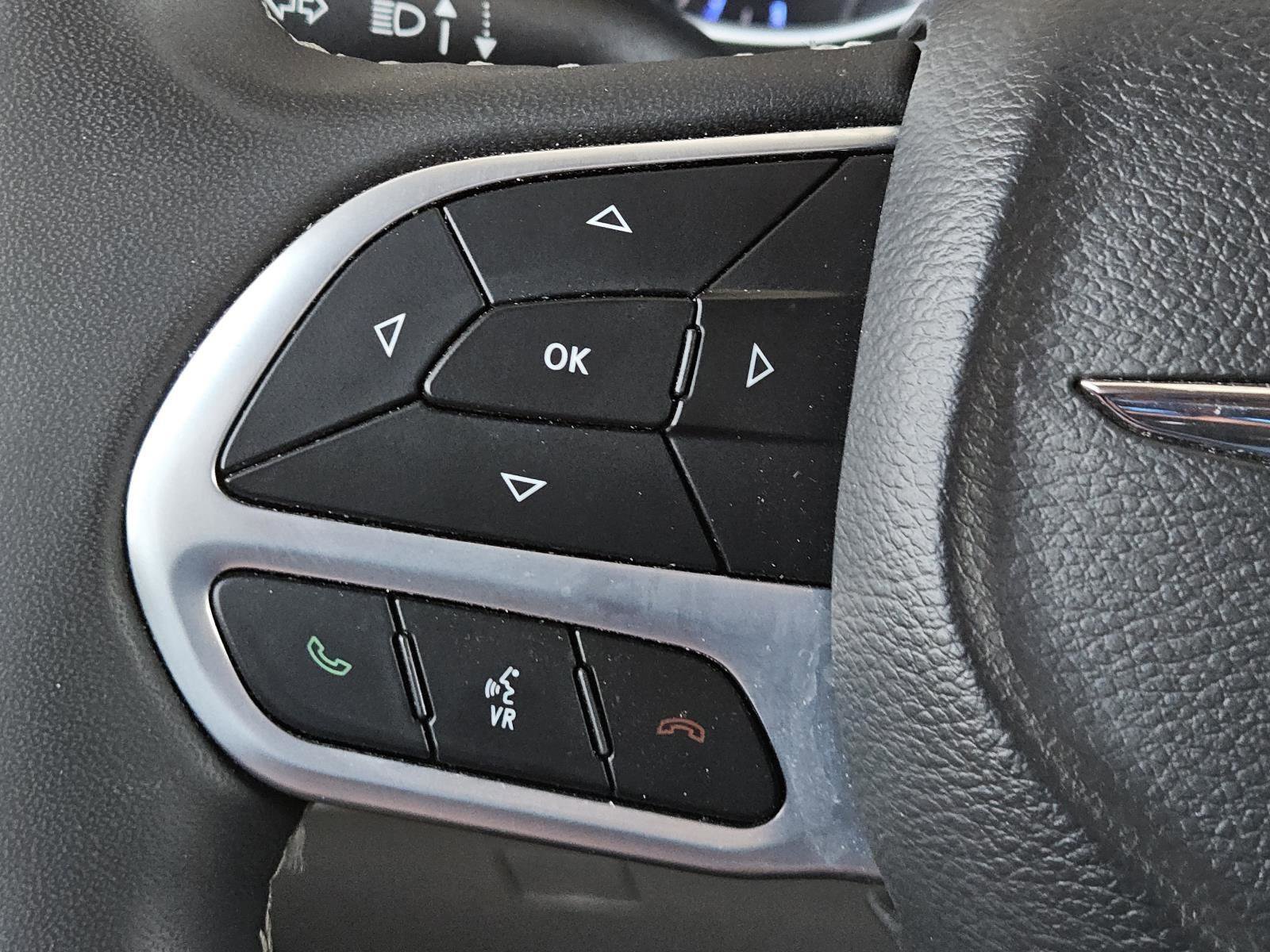 Used 2023 Chrysler Pacifica Touring-L image 17